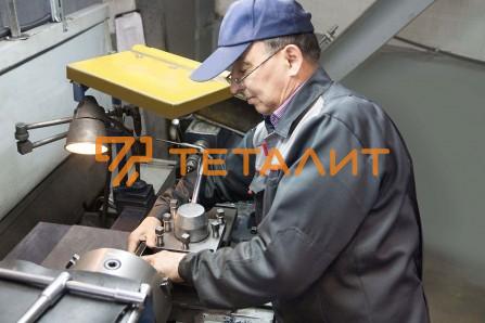 Токарь за станком